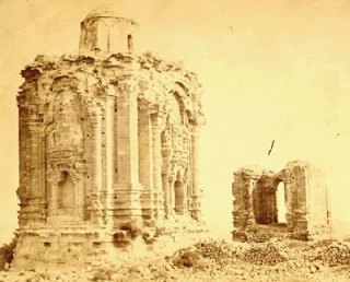 Ruins of Hindu temple and gateway in the Indo-Greek Kashmiri style at Malot, Jhelum District. Photo Joseph David Beglar,1870
